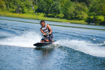 Camper kneeboarding