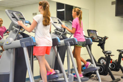 Girls exercising on the elliptical machiens